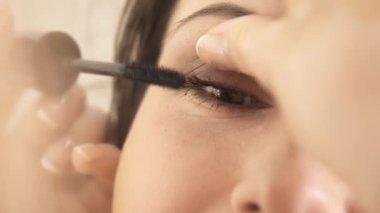 Kadının göz closeup için göz rimel uygulamak