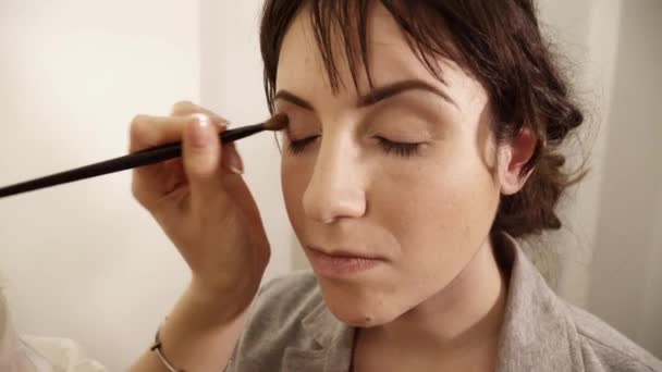 Maquillaje artista aplicando las sombras de los ojos — Vídeos de Stock