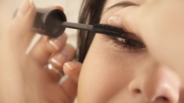 Aplicando rímel ocular para o olho das mulheres close-up — Vídeo de Stock