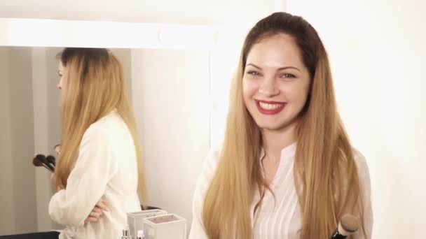 Unga makeupartist framför spegeln leende att kameran slowmotion närbild — Stockvideo