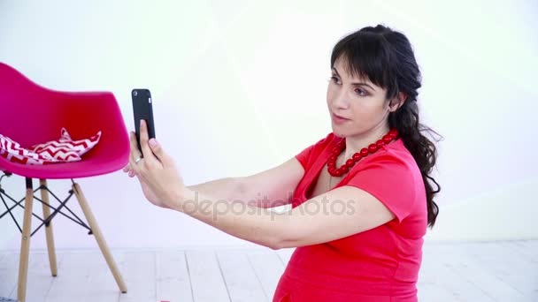 Junge schwangere Frau macht Selfie im Zimmer — Stockvideo