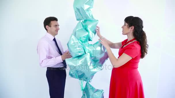 妊娠中の女性が彼女の夫と風船で遊んで — ストック動画