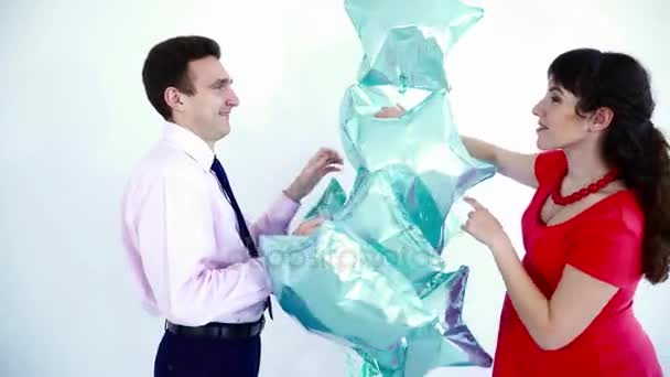 Zwangere vrouw spelen met de baloons met haar echtgenoot-closeup — Stockvideo