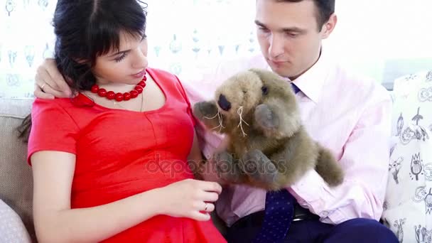 Mulher grávida brincando com o marido com um closeup brinquedo — Vídeo de Stock