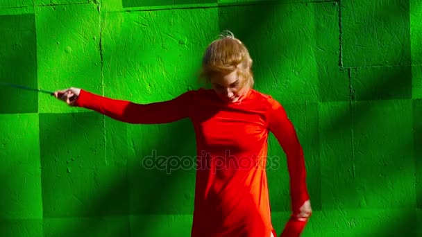 Mujer joven bailando con la cinta de primer plano cámara lenta — Vídeos de Stock