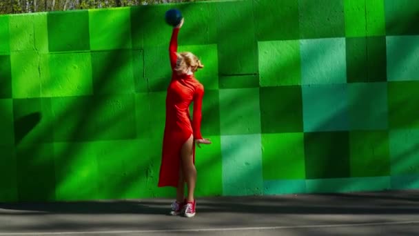 Mujer bailando con la pelota — Vídeos de Stock