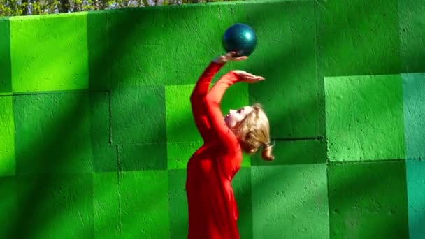 Młoda kobieta taniec z zbliżenie piłkę — Wideo stockowe