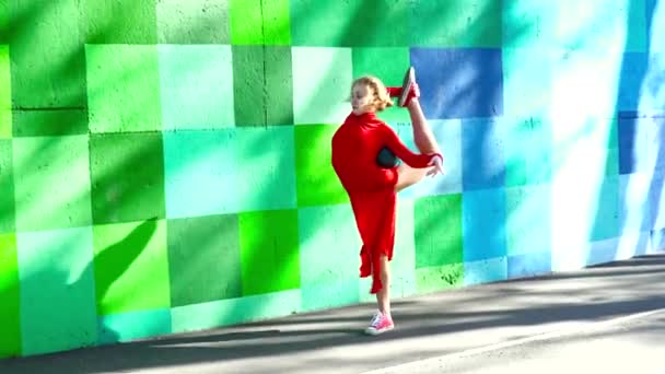 Mujer joven bailando con la pelota en el fondo de color — Vídeos de Stock