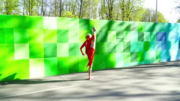 Mujer joven bailando sobre el fondo de color — Vídeos de Stock