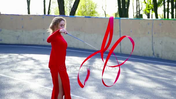 Fiatal nő, egy piros ruhás, a szalag tánc a mező Vértes