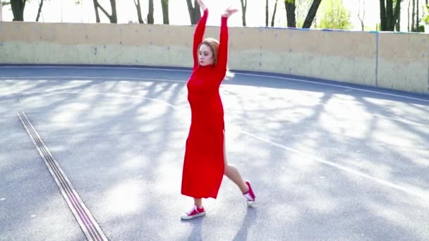 フィールド上のトリックを作るドレスの若い女性 — ストック動画