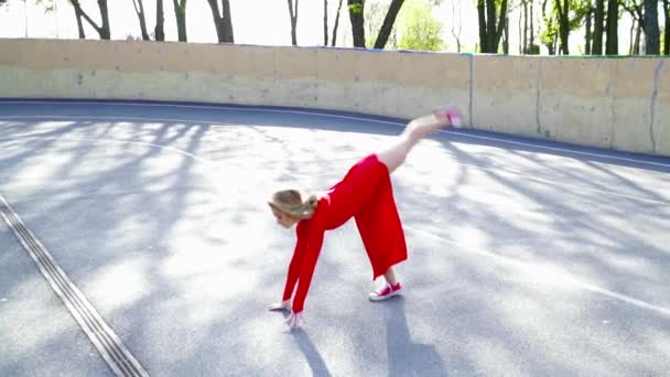 Jeune femme faisant des tours sur le terrain au ralenti — Video