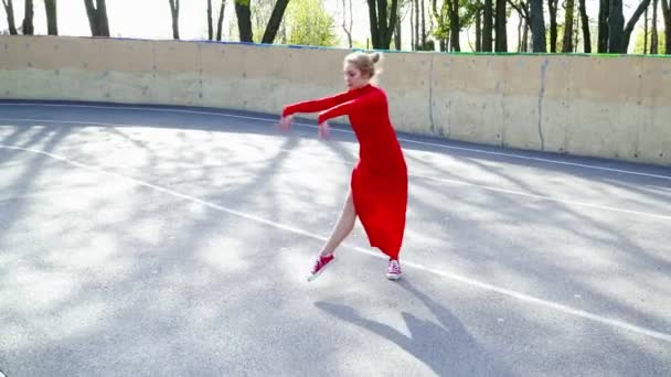 Joven hermosa mujer en un vestido haciendo trucos en el campo — Vídeos de Stock