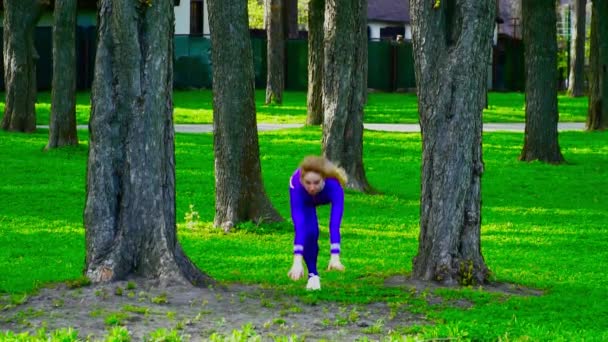 Joven gimnasta dacing en el parque cámara lenta — Vídeo de stock