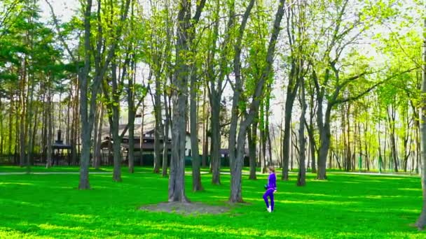 Giovane donna ginnasta dacing nel parco rallentatore — Video Stock