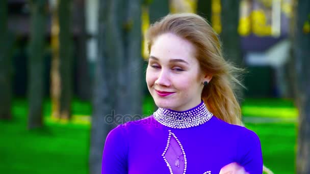 Portrait rapproché d'une jeune gymnaste souriant à la caméra dans le parc au ralenti — Video