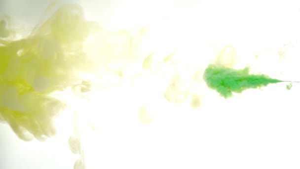 明亮的绿色油墨在有色的水抽象背景纹理慢动作 — 图库视频影像