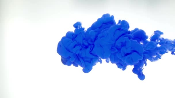 Diep blauwe inkt in water abstracte achtergrond textuur Slowmotion — Stockvideo