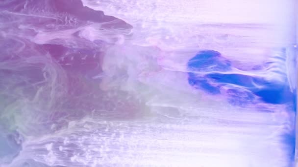 在丰富多彩的水上抽象背景纹理慢动作的蓝色墨水 — 图库视频影像