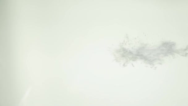 Eau pure versant dans l'eau abstraite 