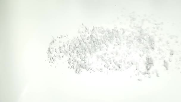 Eau coulant dans l'eau sur fond blanc abstrait 