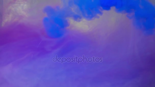 Tinta azul na água colorida abstrato fundo textura câmera lenta — Vídeo de Stock