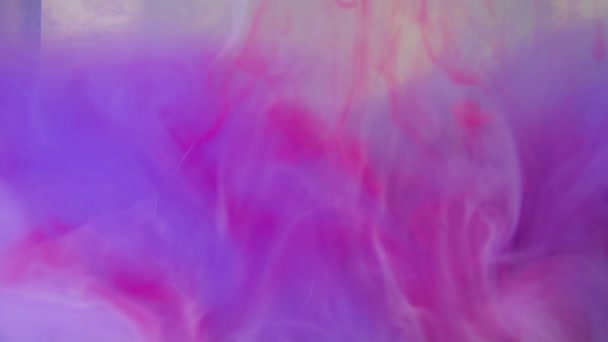 Encre violette et rose dans l'eau colorée texture abstraite de fond ralenti 