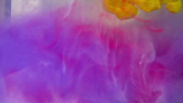 Oranje inkt in de kleurrijke water abstracte achtergrond textuur slow motion — Stockvideo