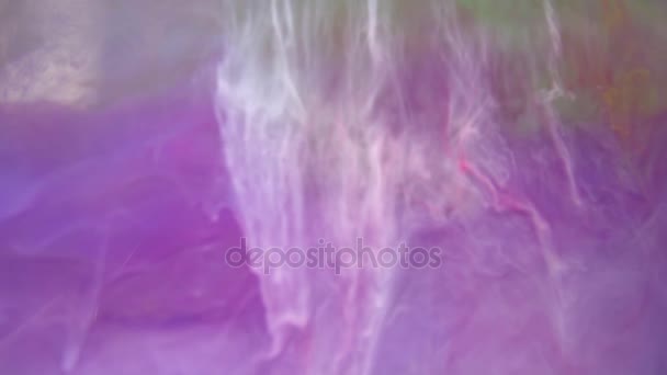 Μελάνι των διαφορετικών χρωμάτων σε πολύχρωμα νερό το αφηρημένο φόντο υφή αργή κίνηση — Αρχείο Βίντεο