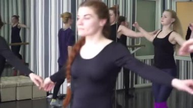 Genç kadın germe egzersizleri closeup yapma