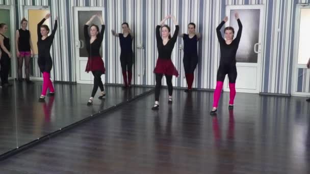 Grupa młodych kobiet, Dokonywanie ćwiczenia rozciągające — Wideo stockowe