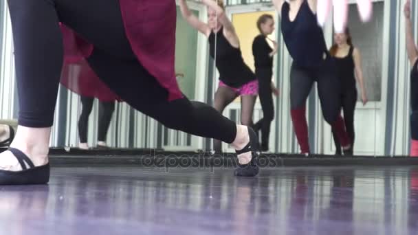 Grupo de mulheres jovens fazendo os exercícios de alongamento closeup câmera lenta — Vídeo de Stock