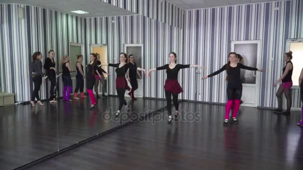 Jonge vrouwen maken de uitrekkende oefeningen in studio — Stockvideo