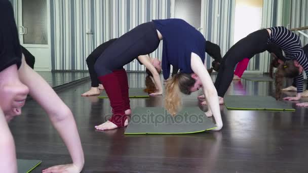 Jonge vrouwen maken van oefeningen in de dansende klasse — Stockvideo