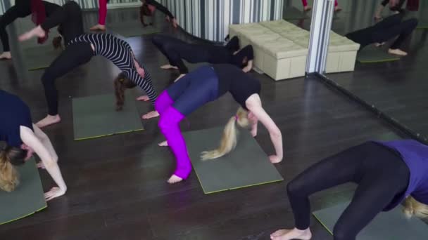 Wykonywanie ćwiczeń w klasie taniec kobiet — Wideo stockowe