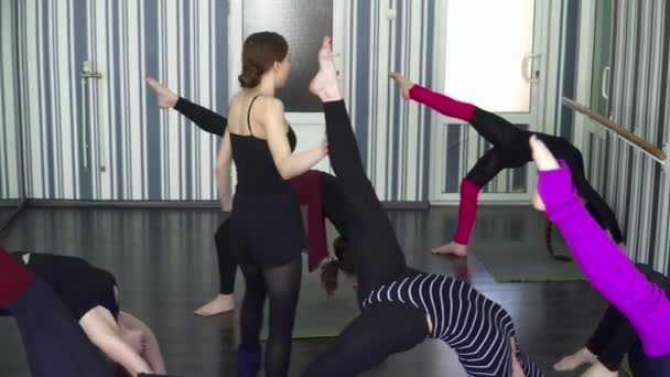 Jovens mulheres fazendo exercícios de alongamento na aula de dança — Vídeo de Stock