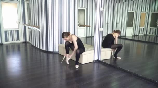 Ballerina mit Ballettschuhen im Studio vor dem Spiegel — Stockvideo