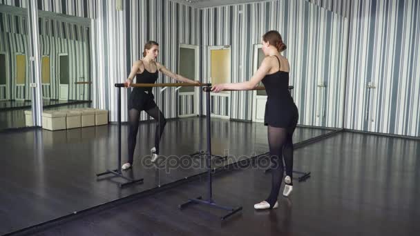 Junge Ballerina beim Training in der Nähe der Barre — Stockvideo