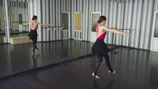 Χορεύτρια, γυρίζοντας γύρω στο το στούντιο μπαλέτου αργή κίνηση — Αρχείο Βίντεο