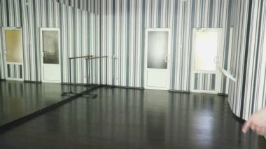 Genç kadın yapma dans stüdyosu ağır çekimde böler