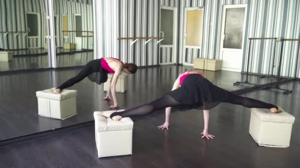 Mulher se esticando na frente do espelho no estúdio de dança — Vídeo de Stock