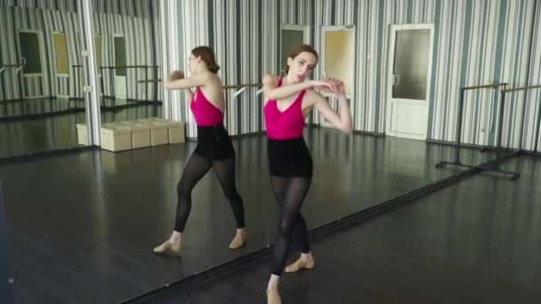 Joven bailarina estirándose frente al espejo — Vídeos de Stock