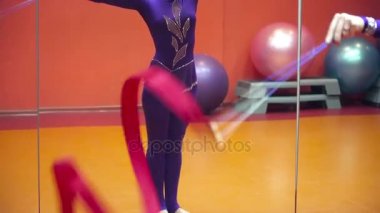 Şerit closeup ile dans kadın