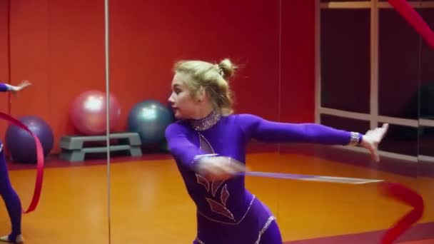 Vrouw dansen met de close-up rood lint — Stockvideo