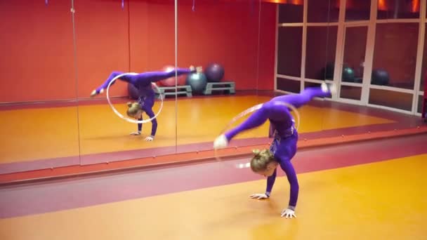 フーラフープで踊る女性 — ストック動画