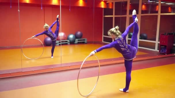 Young woman stretching with the hoola hoop — Stock Video