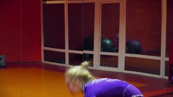 Donna che balla con la palla gmnastic primo piano — Video Stock