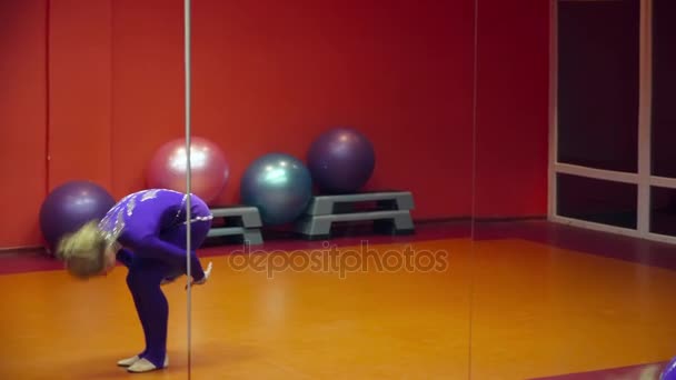 Νεαρή γυναίκα να χορεύει με τη μπάλα gmnastic — Αρχείο Βίντεο