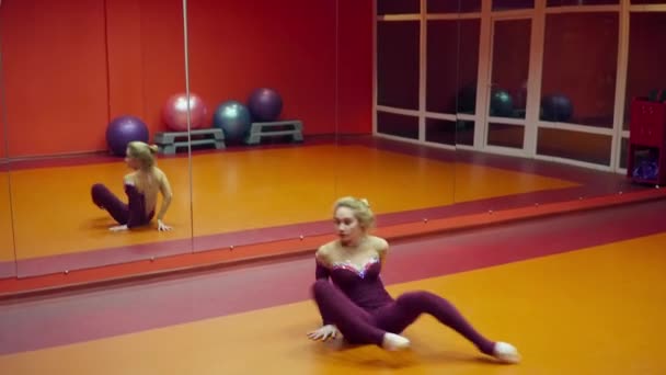 Mujer gimnasta bailando en la clase de baile — Vídeo de stock