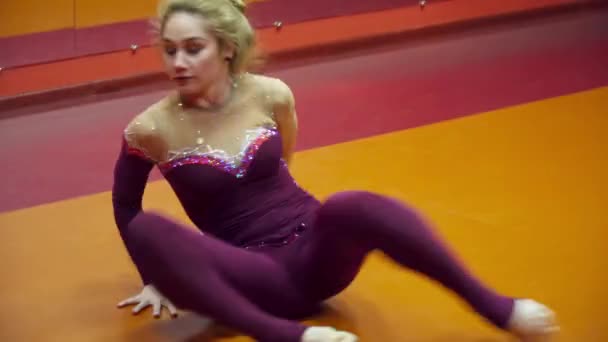 Νέος γυμναστής γυναίκα που χορεύει για το χορό closeup της κατηγορίας — Αρχείο Βίντεο